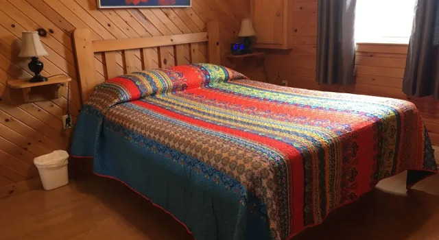 Четырёхместный коттедж с видом на реку Upper Clements Cottages & RV Park