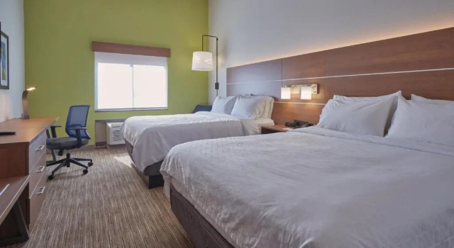 Четырёхместный люкс Holiday Inn Express Hotel and Suites Akron South-Airport Area by IHG