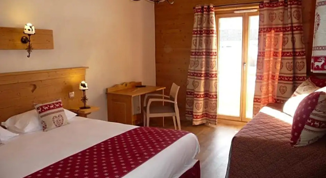 Номер Comfort Chalet-Hôtel Le Beausoleil, The Originals Relais