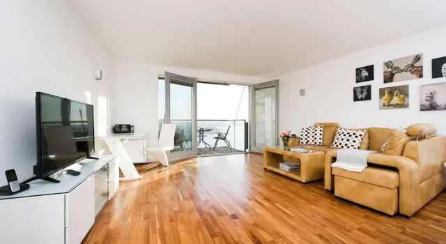 Modern 2BR Flat with Thames River View