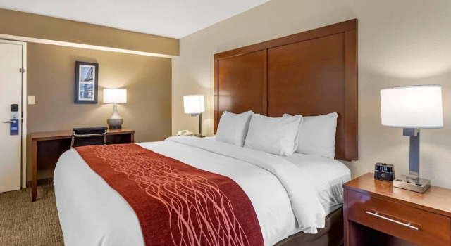 Полулюкс Deluxe Comfort Inn & Suites Little Rock Airport
