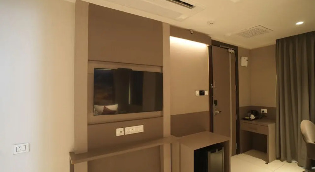 Номер Premium Ramee Tarang Hotel Indore