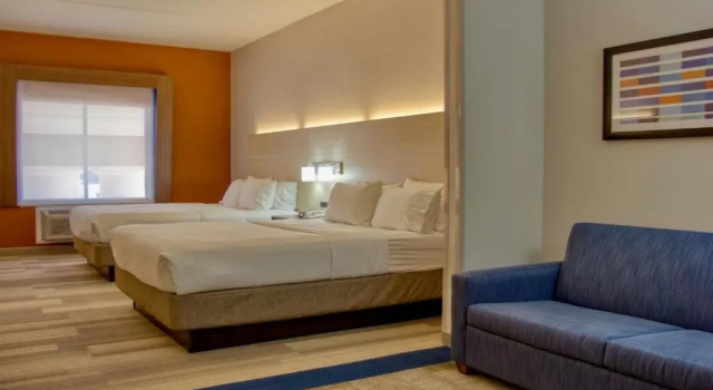 Четырёхместный люкс Holiday Inn Express Hotel & Suites Byram by IHG