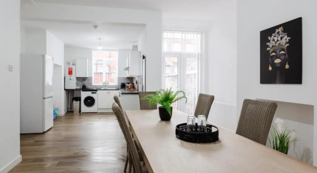 Clayton House - Spacious home near Etihad Stadium, Забронировать Отель Отели Манчестера с парковкой, Парковка