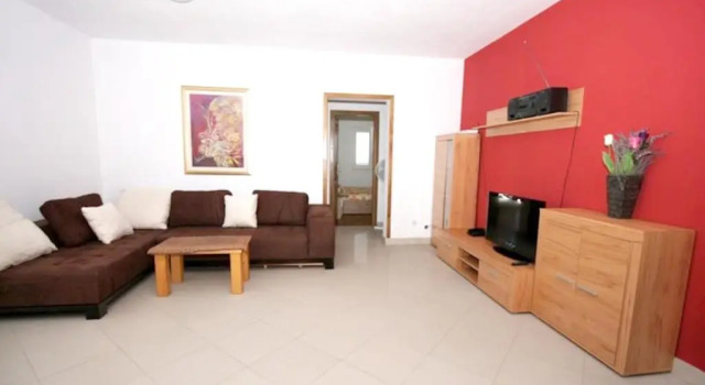 Apartment with 3 bedrooms in Zrnovo with wonderful sea view shared pool furnished balcony 80 m from the beach, Prenota Appartamento Hotel a Croatian Islands con piscina, Piscina