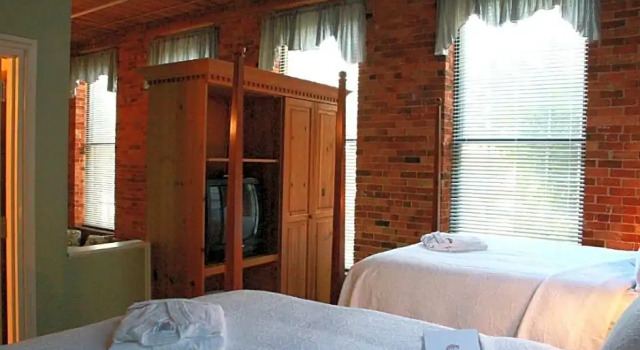 Четырёхместный Studio Suite Deluxe The Historic Brookstown Inn, Trademark Collection by Wyndham