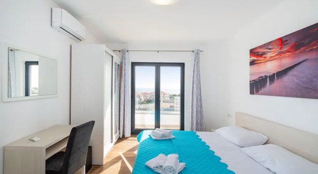 Deluxe Villa Laura 5a, Забронировать Вилла Коттеджи Новалья, Коттедж