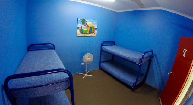 Кровать в общем номере Cable Beach Backpackers