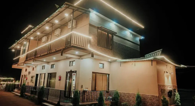 Wild Willows Farmstead Resort, Rezervovat Lázně / Resort Nainital Uttarakhand
