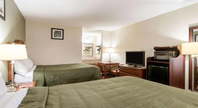Четырёхместный номер Standard Econo Lodge Huntington - Barboursville University Area