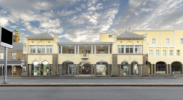 Queens Hotel by BON Hotels, Забронировать Отель Отели Оудсхорн с парковкой, рядом с CP Nel Museum, Парковка