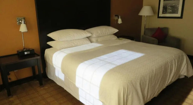Двухместный полулюкс с балконом Four Points by Sheraton Hotel & Suites Calgary West