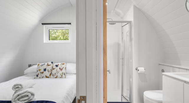 Chalet in Hertford With Lakeview Hot Tub, Varaa Mökki Mökit kohteessa Merseyside, Mökki