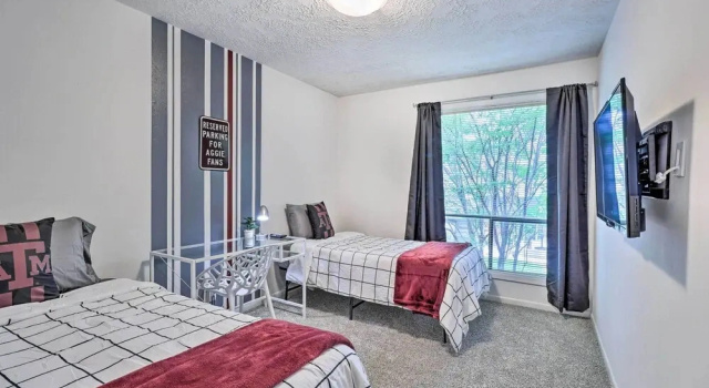 Коттедж Bryan Home w/ Deck & Yard ~ 4 Mi to Texas A & M!