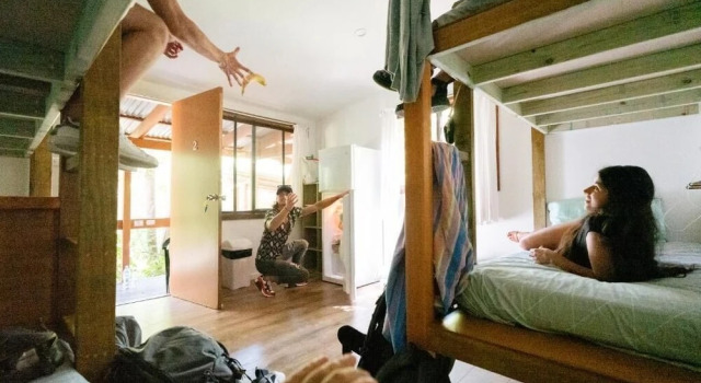 Кровать в общем номере Samurai Beach Bungalows