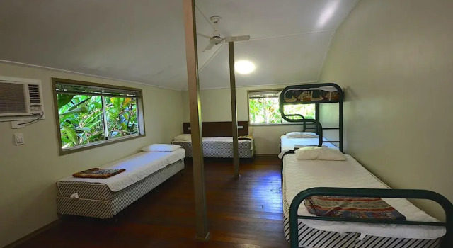 Кровать в общем номере Ferntree Rainforest Lodge