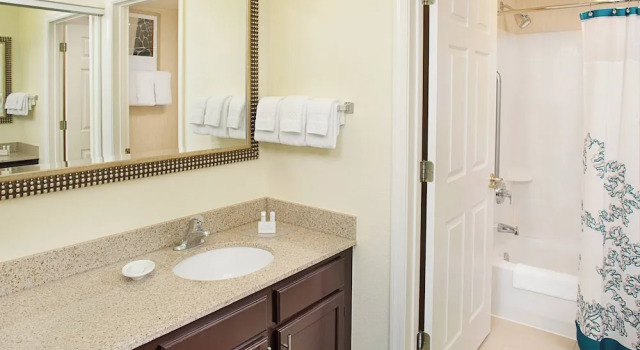 Люкс c 1 комнатой Courtyard by Marriott Richmond Northwest
