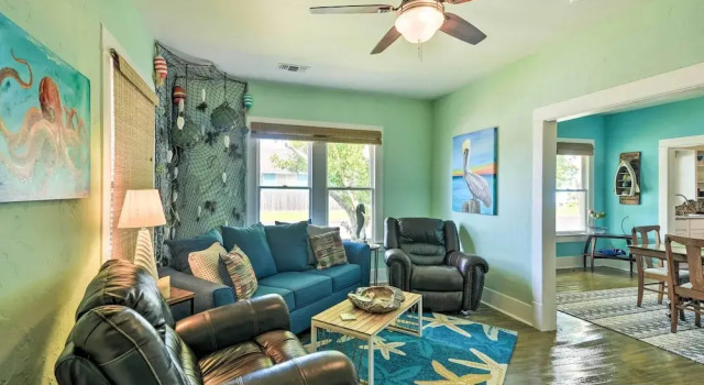 2 Mi to Beach & Seawall! Coastal Winter Escape