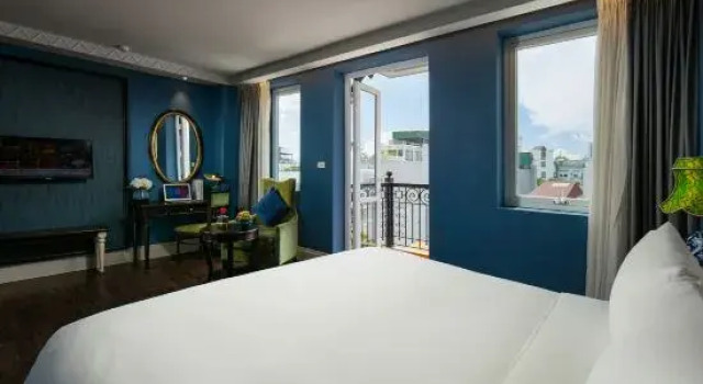 Люкс с балконом и с видом на город OGallery Premier Hotel & Spa