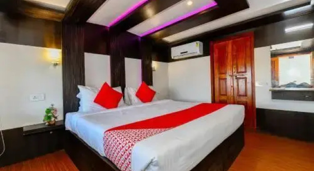 Oyo 25105 Houseboat Luxury Sharing Water Cruise