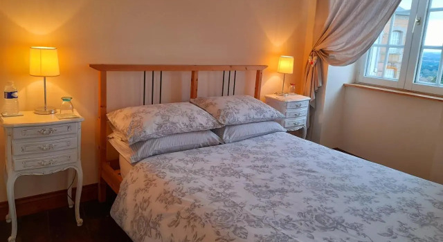Domfront - Numero CINQ, Réserver Auberge Hôtels à Orne avec parking, Parking