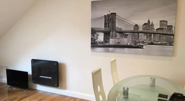 Апартаменты Apartment 4 - striking, 2 bedroom luxury apartment - close to town, mainline rail & theatre