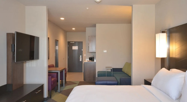 Четырёхместный люкс Holiday Inn Express & Suites Oklahoma City Mid - Arpt Area by IHG