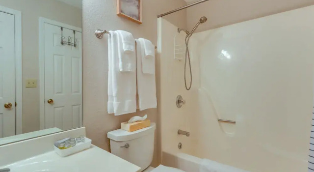 Апартаменты Lakefront Ozark Getaway w/ Views + Community Perks