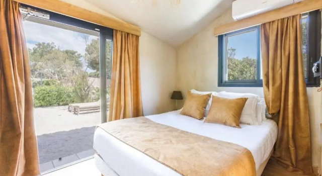 Трёхместный номер Classic с видом на сад Le Domaine de la mer - Beach hotel Nature&Authenticité Hyères