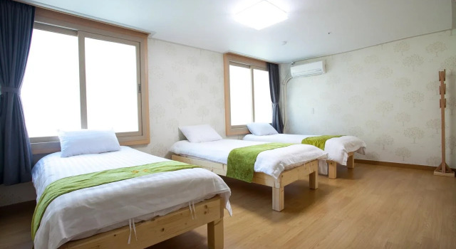 Olle Seven Hostel, Забронировать Хостел Отели Согвипхо с парковкой, рядом с Реабилитационная клиника «Зоунс» в Чеджу, Парковка