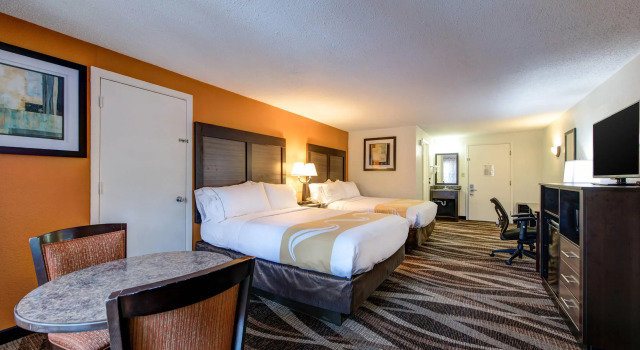 Четырёхместный номер Standard Quality Inn Creekside - Downtown Gatlinburg