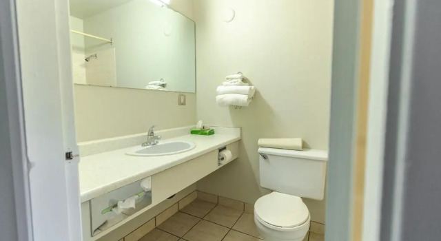 Четырёхместный номер Standard Canadas Best Value Inn Kelowna
