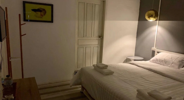 You Empire Hostel & Bar, Rezerwuj Hostel Hotele w Pakse z parkingiem, w pobliżu Wat Phabat, Parking