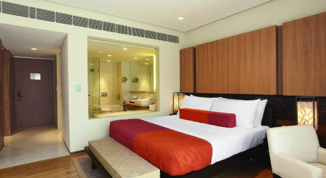 Двухместный номер Deluxe с видом на бассейн Taj Surajkund Resort & Spa, Delhi NCR