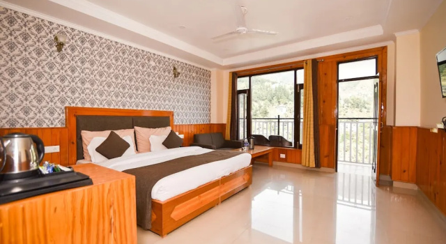 Номер Premium с балконом и с видом на горы The Posh Hotel near Mall Road with Hassle Free Covered Parking