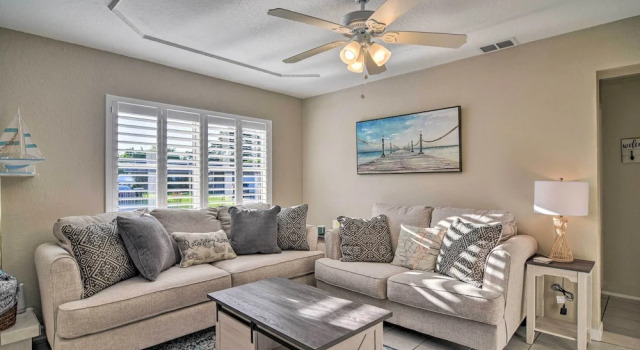 Коттедж Beach-style Getaway w/ Lanai ~ 4 Mi to Beaches!