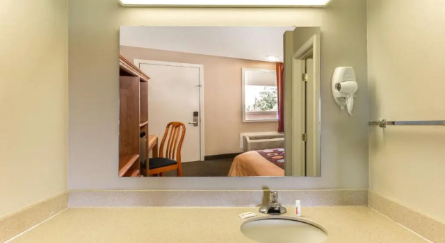 Четырёхместный номер Standard Knights Inn Crawfordsville