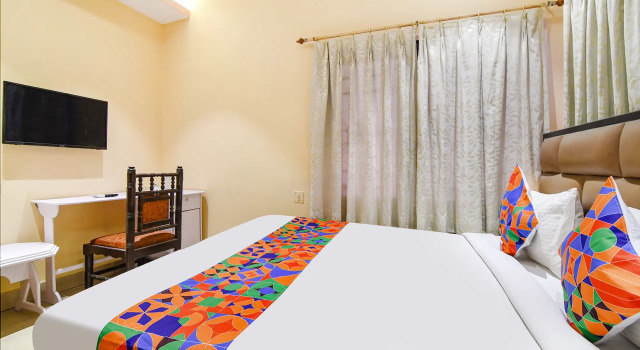 Номер Deluxe FabHotel Aayash - Nr City Center Metro Station