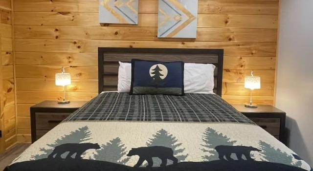 Коттедж Nature lovers dream! Steps from fishing plus 140 acres of hiking! 4 Bedroom Home by RedAwning