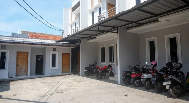 RedDoorz Near Stasiun Solo Balapan 3, Boek Hotel Solo. Central Java