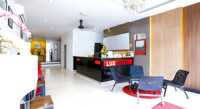 OYO 772 Lux Hotel