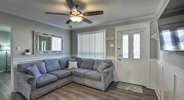 Beach Block Wildwood Condo - Proximity to Dining!