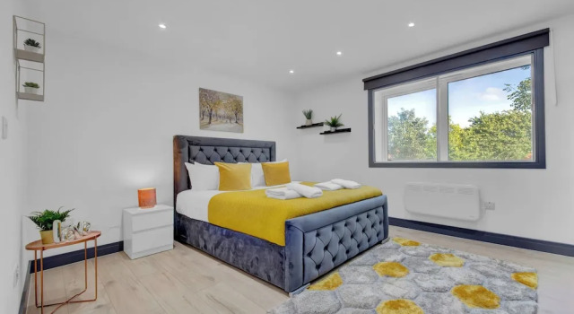 Inviting 1-bed House in Feltham, Забронировать Отель Отели Middlesex с парковкой, Парковка