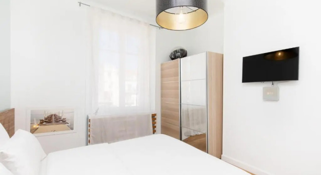 Palais Area: Modern 4 Bedrooms/ 4 Baths