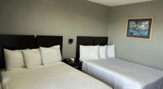 Четырёхместный номер Standard с балконом Americas Best Value Inn and Suites Groves