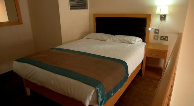 Полулюкс Cromwell Hotel