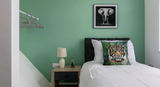 Lima Apartments - Large 3 Bedroom Apartment, sleeps up to 5 people ideal for Contractors and large families! Free Parking & Wifi, Varaa Huoneisto Asunnot kohteessa Merseyside, Huoneisto