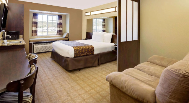 Двухместный люкс Microtel Inn & Suites by Wyndham Prairie du Chien