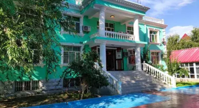 Jingyishiguang Guesthouse, Varaa Hotelli Burqin Xinjiang