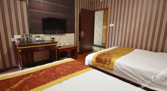 Lanwan Qingxiang Hotel (Fenghuang West Street Yunjin Road Subway Station)